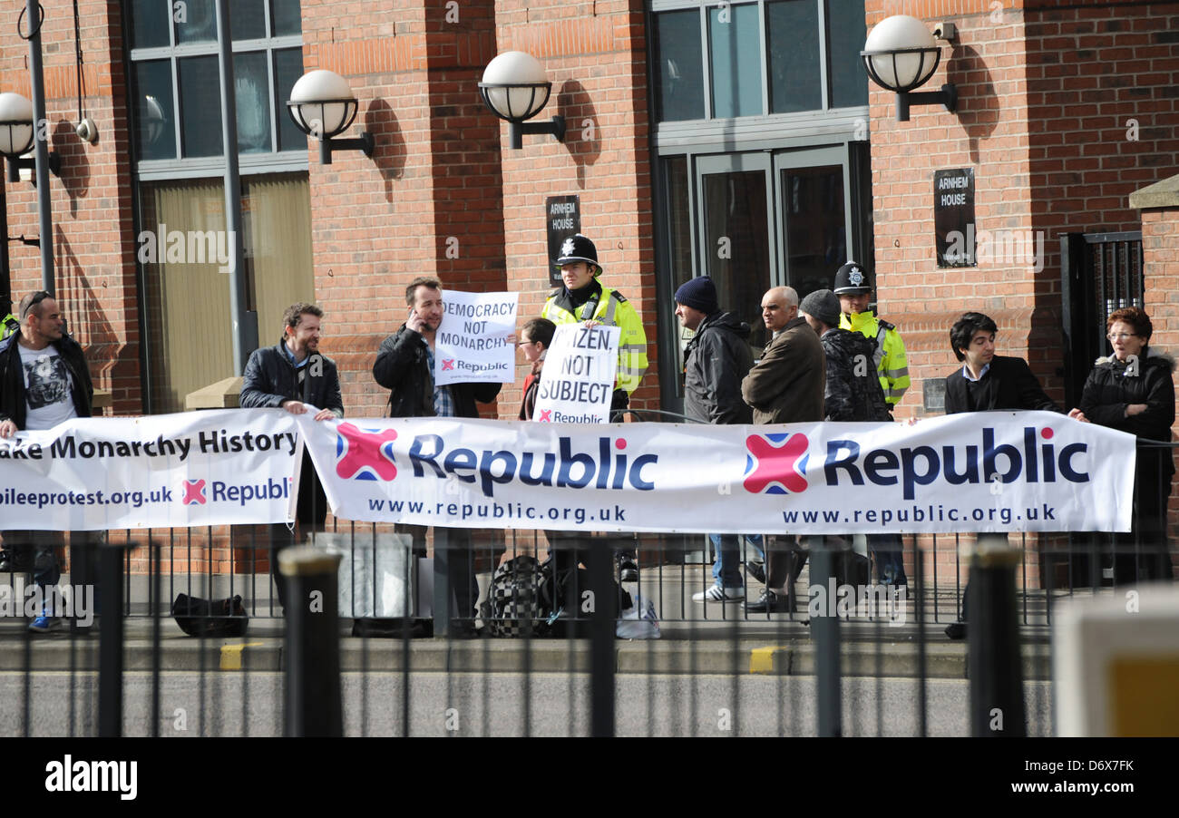 Des manifestants se rassemblent à l'extérieur Anti Royal gare gare de Leicester en protestation de la reine Elizabeth II visite le 8 mars, Banque D'Images