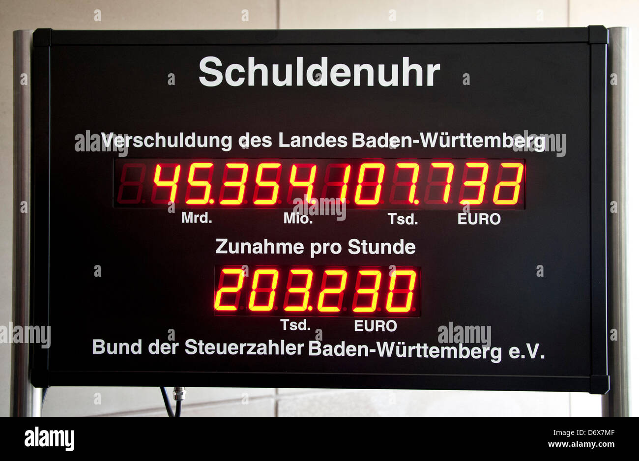 Une dette nationale réveil installé par l'état du Bade-wurtemberg FDP fraction parlementaire est à l'affiche à Stuttgart, Allemagne, 24 avril 2013. La fraction du Bade-wurtemberg FDP a installé une horloge de la dette nationale dans le hall de l'Assemblée générale. Photo : Daniel Bockwoldt Banque D'Images