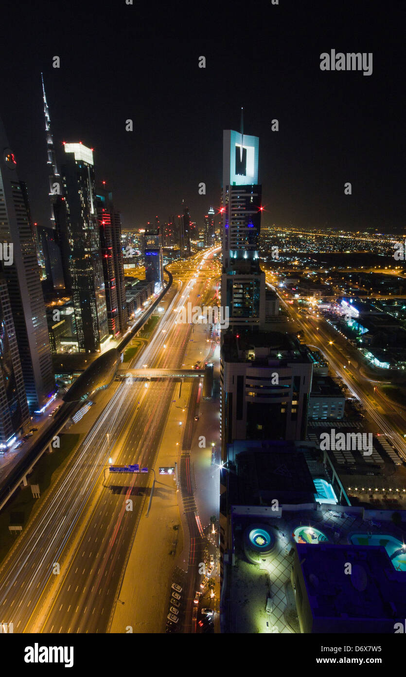Sheik Zayed Road at night, DUBAÏ, ÉMIRATS ARABES UNIS Banque D'Images