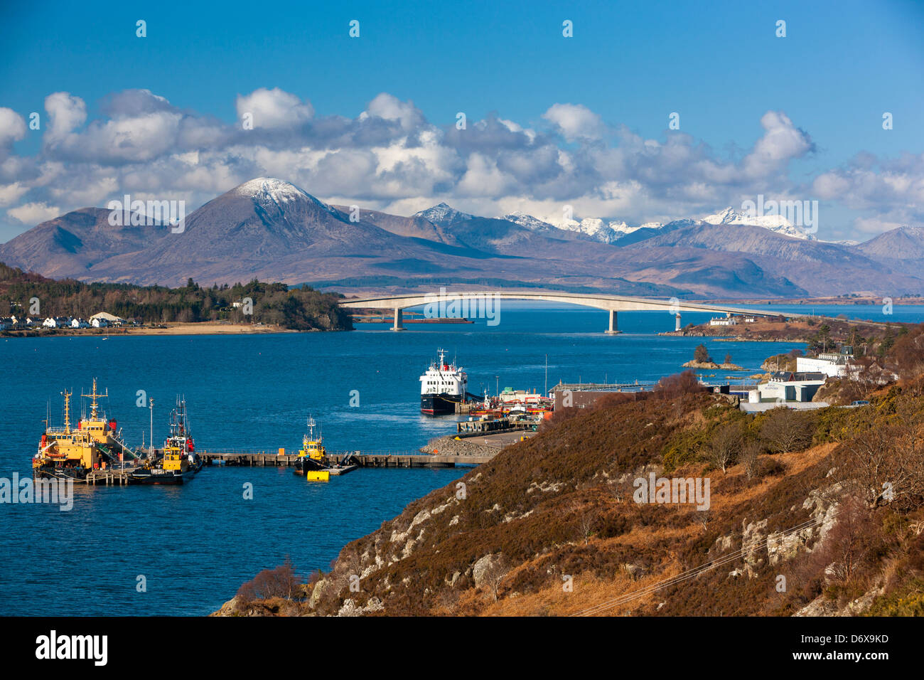 Une vue vers le pont de Skye sur le Loch Alsh, reliant le continent à l'Highland Ile de Skye. Banque D'Images