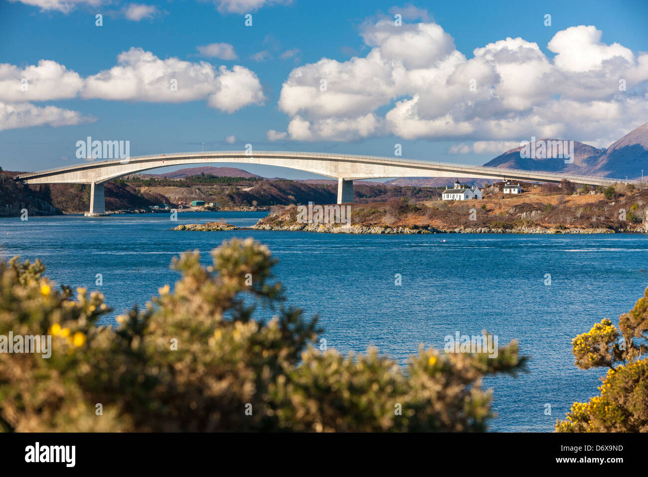 Une vue vers le pont de Skye sur le Loch Alsh, reliant le continent à l'Highland Ile de Skye. Banque D'Images