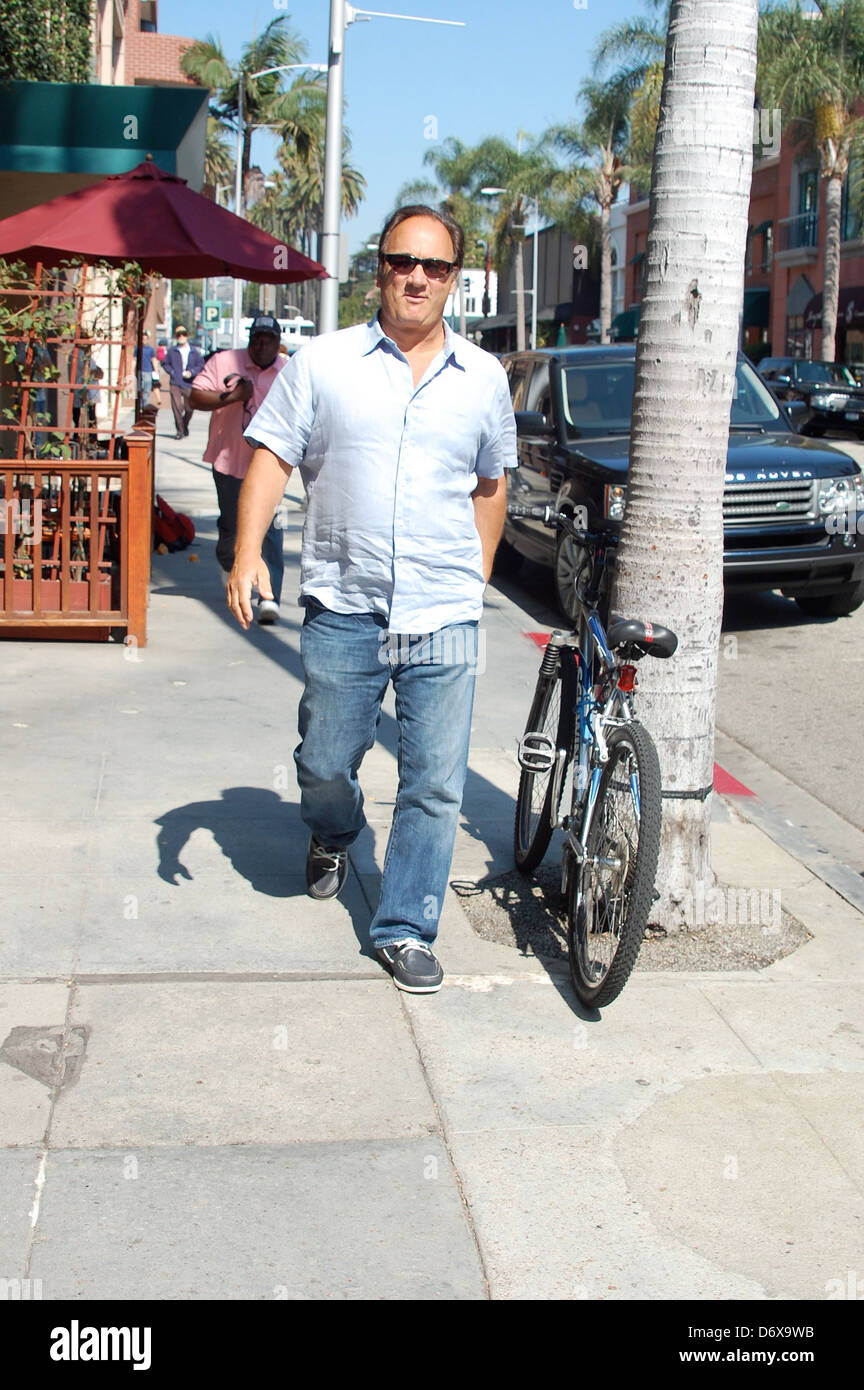 James Belushi quitte le cabinet du médecin, Los Angeles, Californie - 13.09.11 Banque D'Images