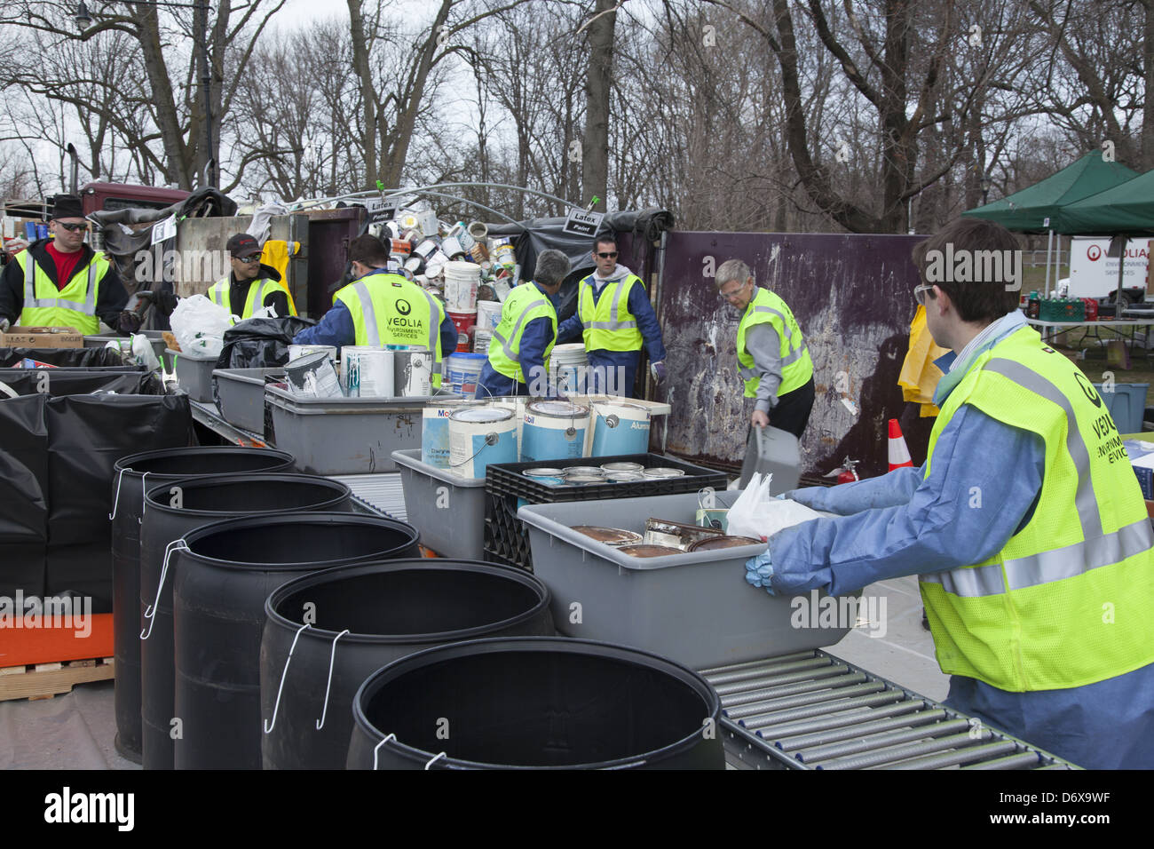 NYC Dept. of Assainissement, Bureau de la prévention des déchets, recyclage des déchets électroniques et les déchets dangereux drop off jour Brooklyn, NY Banque D'Images