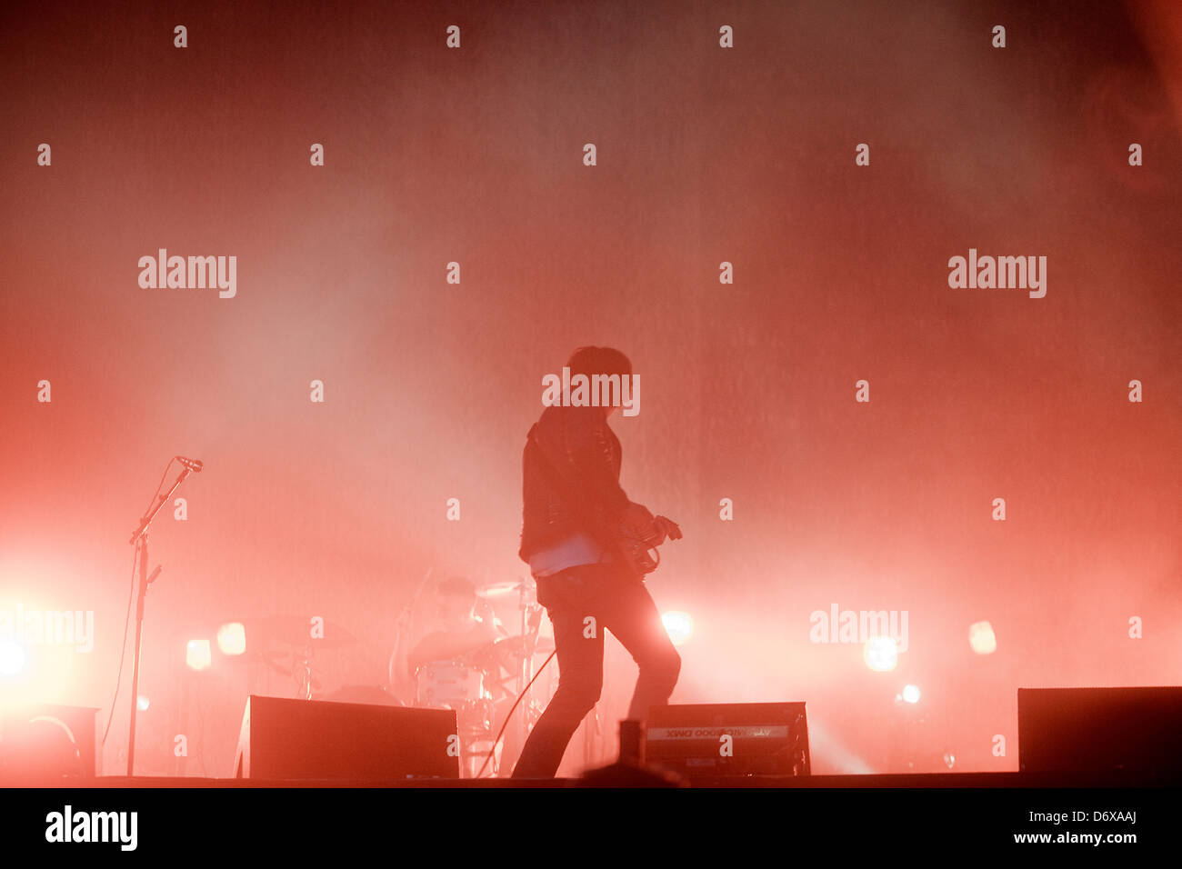 Les singes de l'Arctique sur la scène principale à T in the Park 2013. Banque D'Images Les singes de l'Arctique sur la scène principale à T in the Park 2013. Banque D'Images