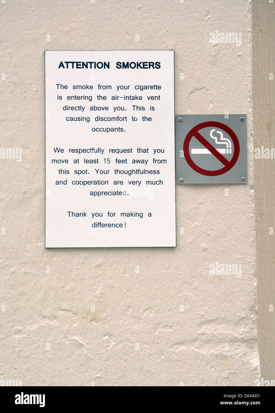 Un signe extérieur d'un bâtiment de l'Université de New York demandant aux gens de ne pas fumer de manière à ne pas contaminer l'intérieur de l'édifice. Banque D'Images