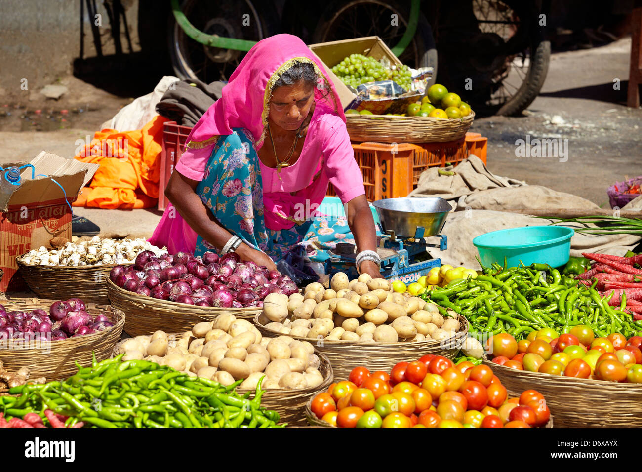 Scène de rue Pushkar, inde femme vendant des légumes sur la rue du marché, Pushkar, Rajasthan, India Banque D'Images