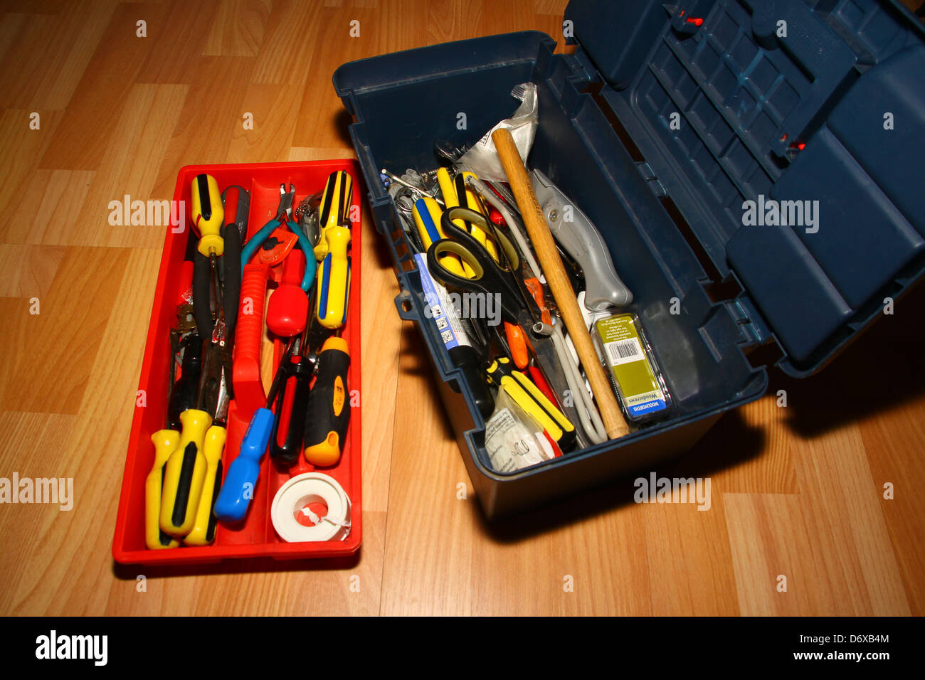 La boîte à outils de bricolage avec des outils communs de ménage Banque D'Images