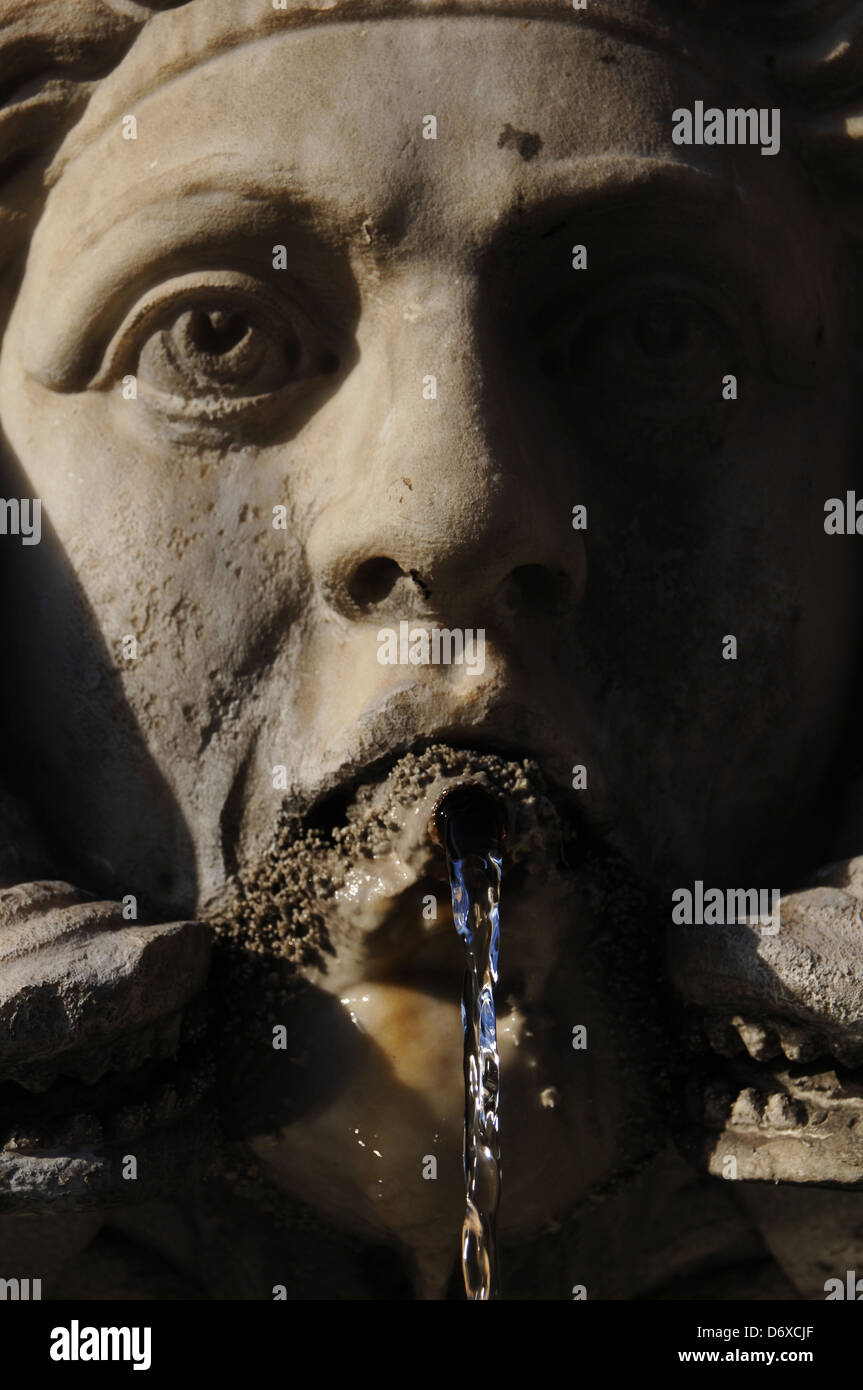 L'Italie. Rome. Fontaine du panthéon sculpté par Leonardo Sormani (ca.1550-1590). Détail d'un masque avec un tuyau. Banque D'Images