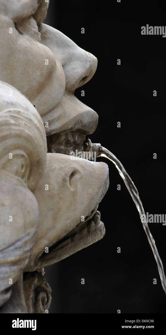 L'Italie. Rome. Fontaine du panthéon sculpté par Leonardo Sormani (ca.1550-1590). Détail d'un masque avec un tuyau. Banque D'Images