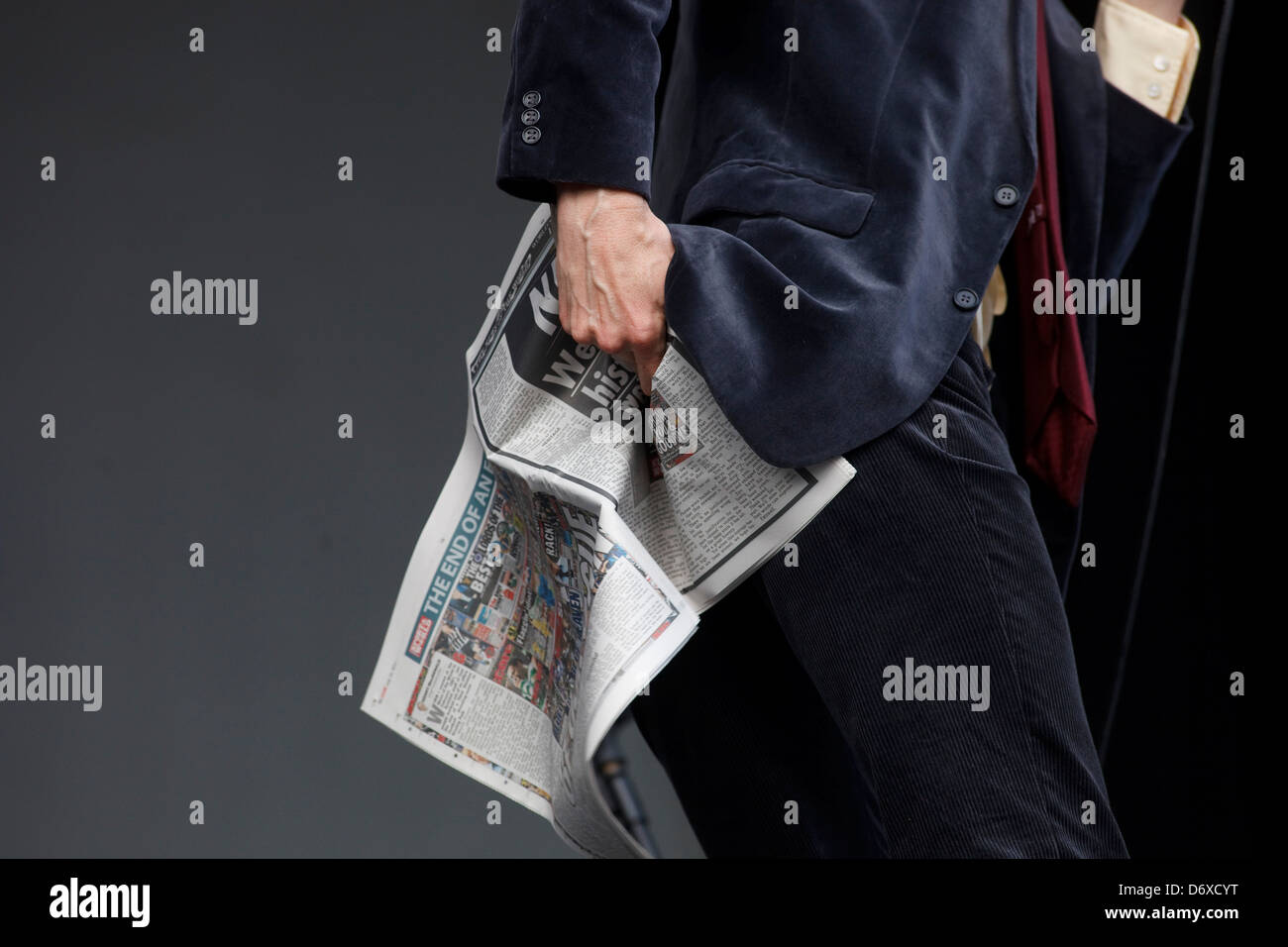 Jarvis Cocker de Pulp effectuer sur la scène principale, tenant une copie de la dernière édition de l'actualité du monde. T dans le parc Banque D'Images