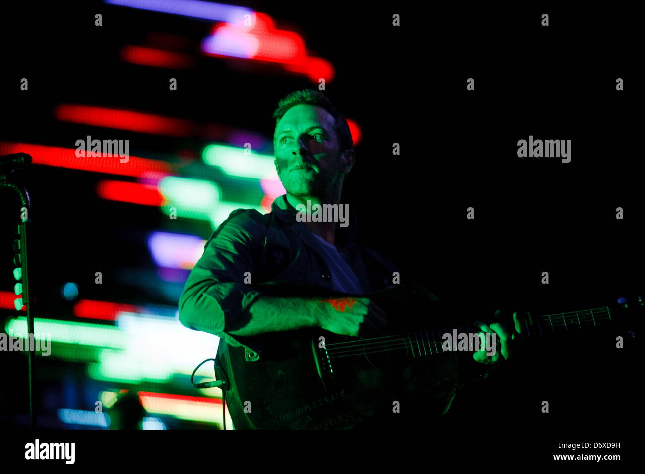 Chris Martin des Coldplay sur la scène principale. Samedi 9 Juillet 2011 T dans le parc, au Balado, près de Kinross, Ecosse, Banque D'Images