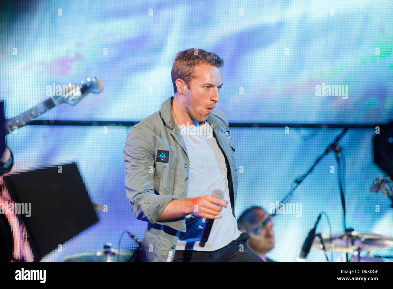 Chris Martin des Coldplay sur la scène principale. Samedi 9 Juillet 2011 T dans le parc, au Balado, près de Kinross, Ecosse, Banque D'Images