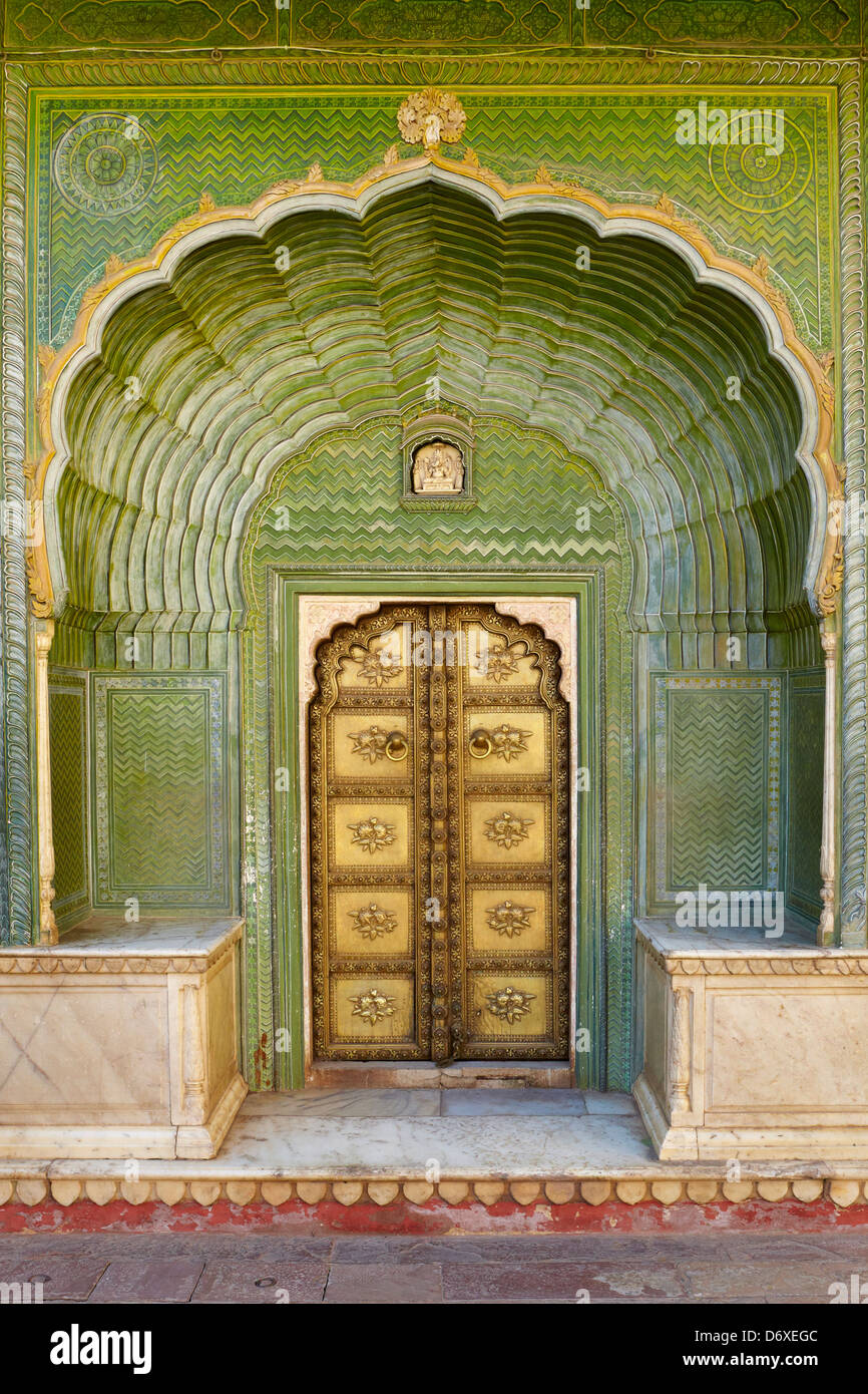 L'art décoratif entrée avec porte, Chandra Mahal, Jaipur City Palace, Jaipur, Rajasthan, Inde Banque D'Images