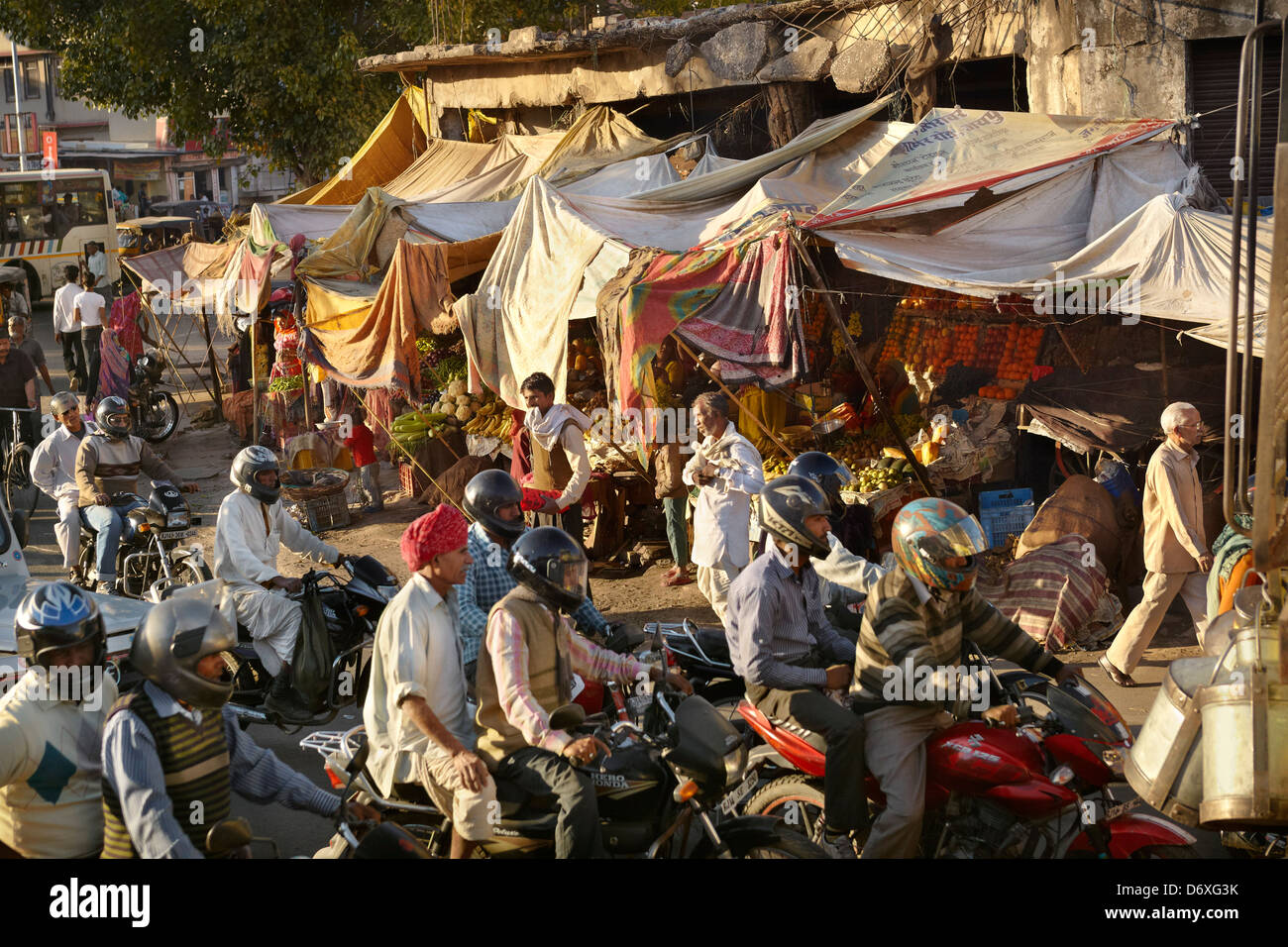Rue typique de Jaipur surpeuplée et bazar marché, Jaipur, Rajasthan, Inde Banque D'Images