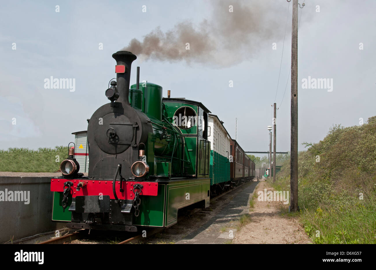 Vieux train à vapeur verte en Hollande Banque D'Images