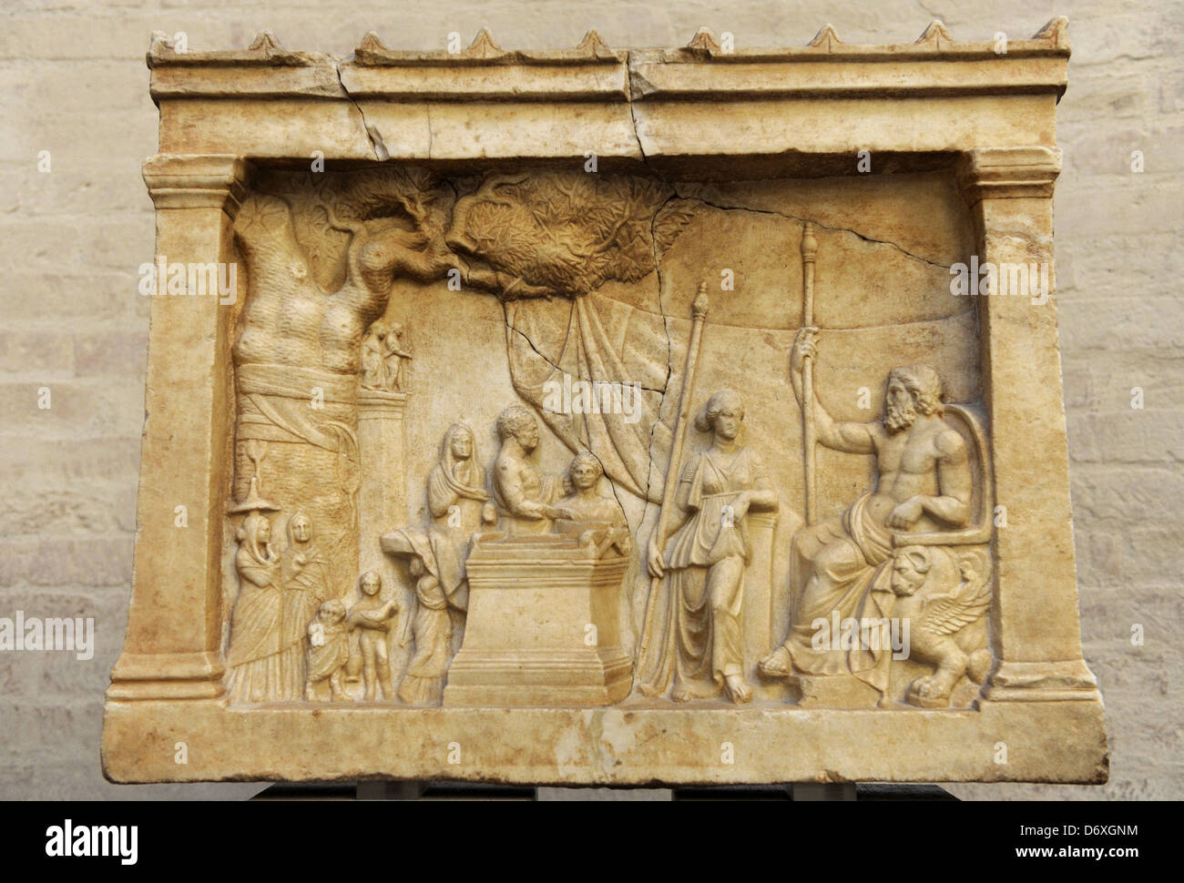 Fête votive le soulagement. Environ 200 BC. Dans un paysage idyllique d'une famille sur le point de faire un sacrifice s'approche du dieu, assis sur un trône. Banque D'Images