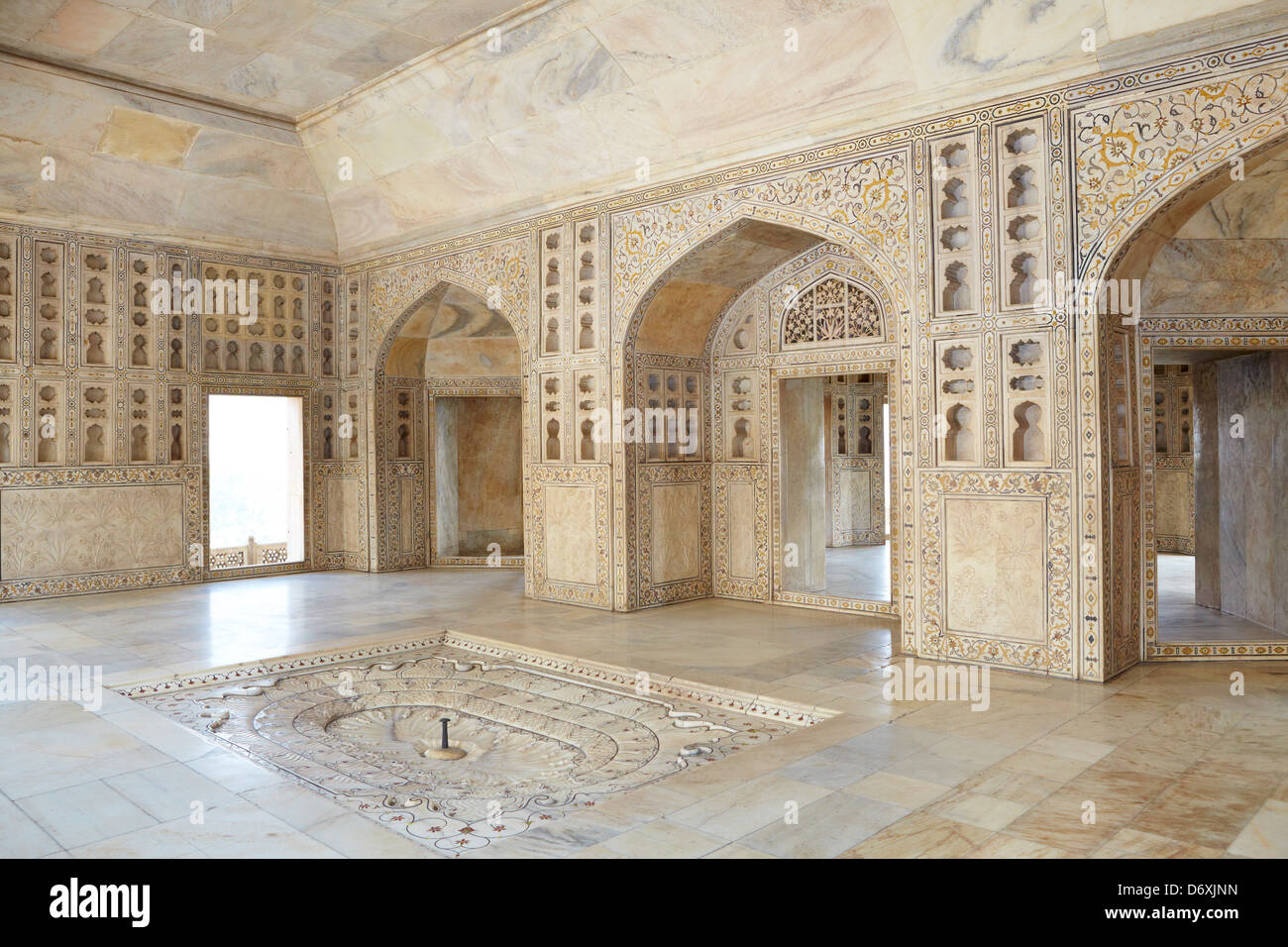 Agra, le Fort Rouge - l'intérieur de l'Khas Mahal pavillon central avec fontaine intérieure et reliefs en pierre, Agra, Inde Banque D'Images