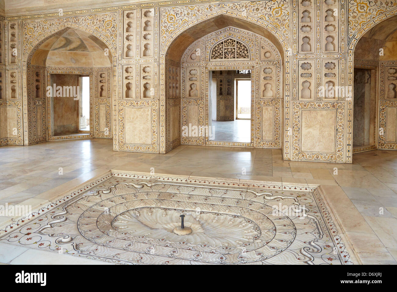 Agra, le Fort Rouge - l'intérieur de l'Khas Mahal pavillon central avec fontaine intérieure et reliefs en pierre, Agra, Inde Banque D'Images