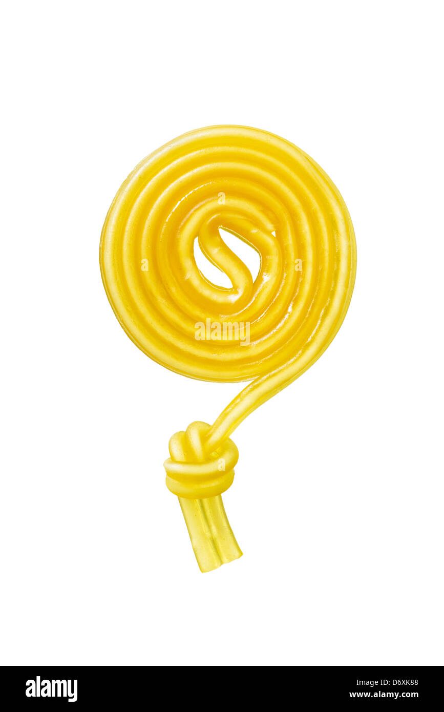 Circulaire jaune escargot gomme de fruits avec un noeud sur fond blanc Banque D'Images