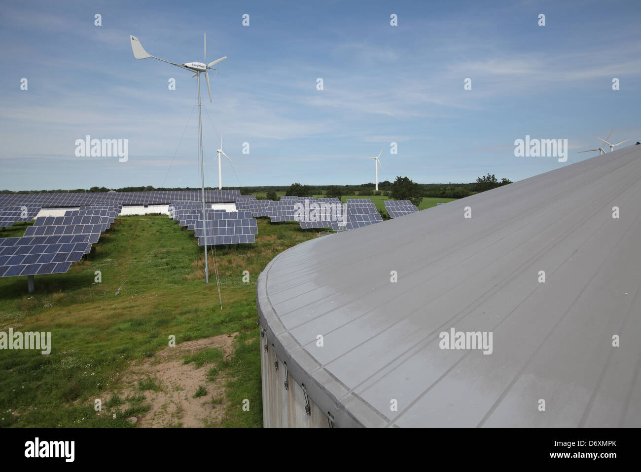 Nordhackstedt, l'Allemagne, l'usine de production de biogaz et d'un parc solaire dans Winkdkraftanlage EasyWind Banque D'Images