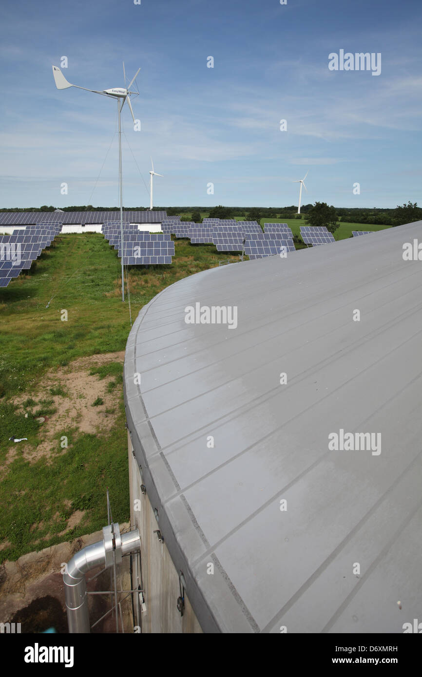 Nordhackstedt, l'Allemagne, l'usine de production de biogaz et d'un parc solaire dans Winkdkraftanlage EasyWind Banque D'Images