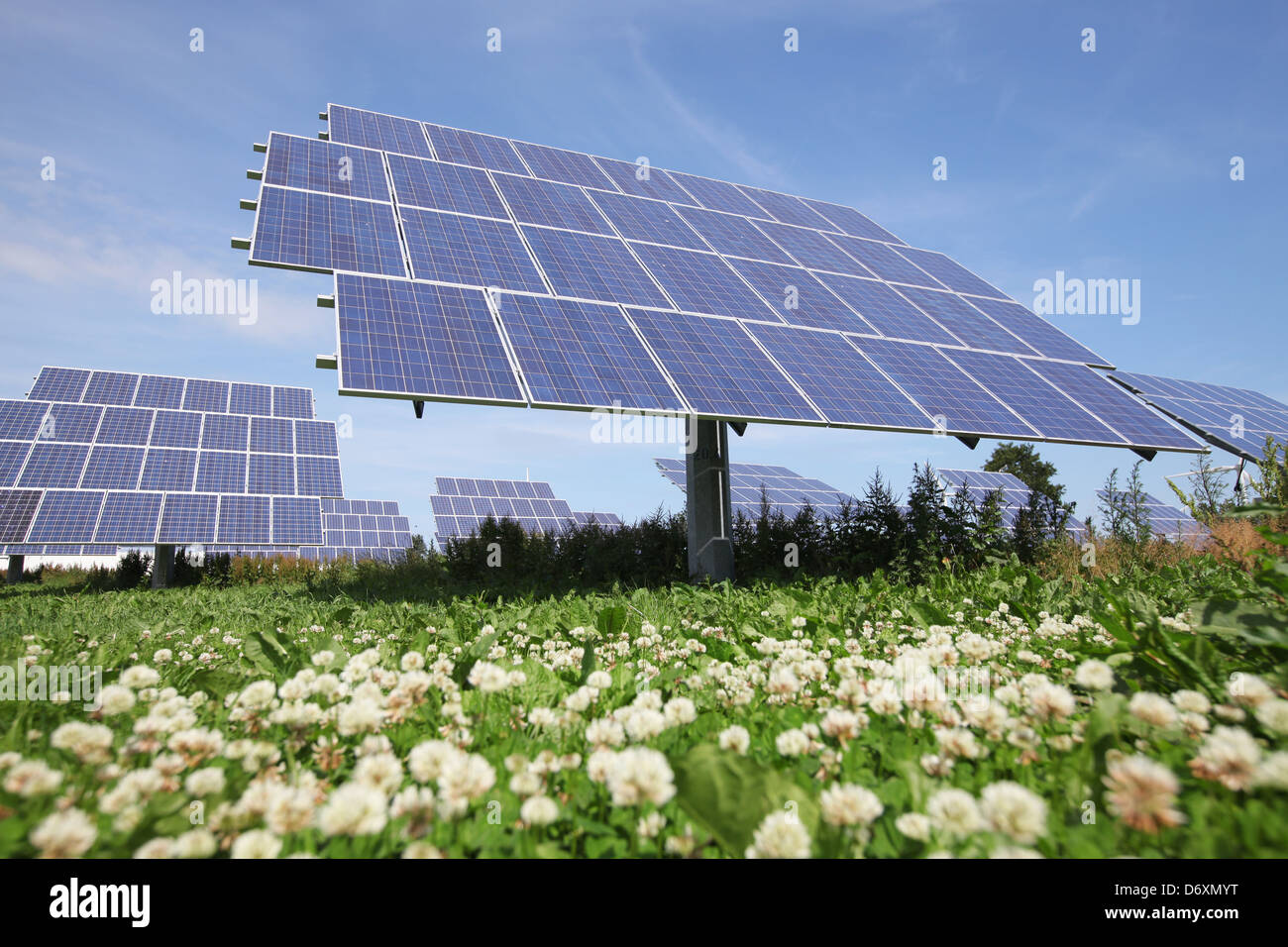 Nordhackstedt, Allemagne, ferme solaire composé de systèmes de suivi Banque D'Images