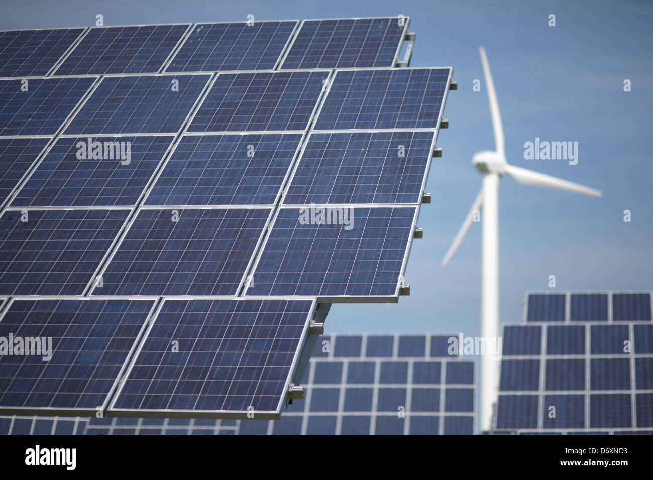 Nordhackstedt, Allemagne, ferme solaire composé de systèmes de suivi Banque D'Images