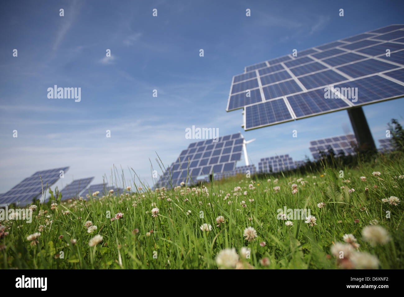 Nordhackstedt, Allemagne, ferme solaire composé de systèmes de suivi Banque D'Images