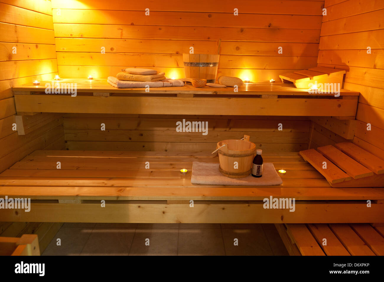 Intérieur d'un sauna finlandais dans la lumière des bougies Banque D'Images