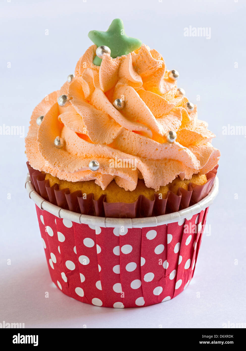 Peu de crème cupcake sur top isolated on white Banque D'Images