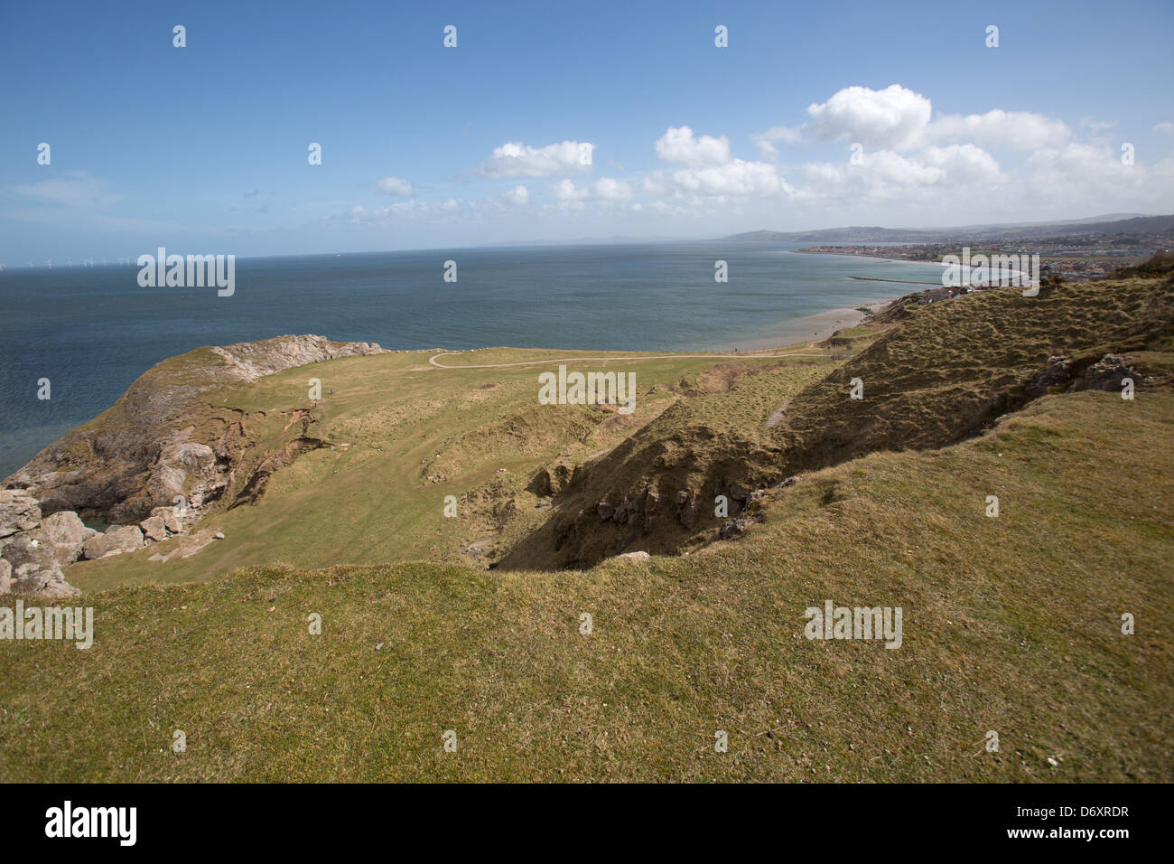 Le sentier du littoral du pays de Galles dans le Nord du Pays de Galles. La côte est de Little Orme, surplombant la baie et Ange Chwarel Carrière. Banque D'Images