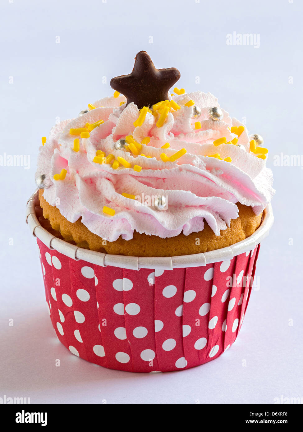 Peu de crème cupcake sur top isolated on white Banque D'Images