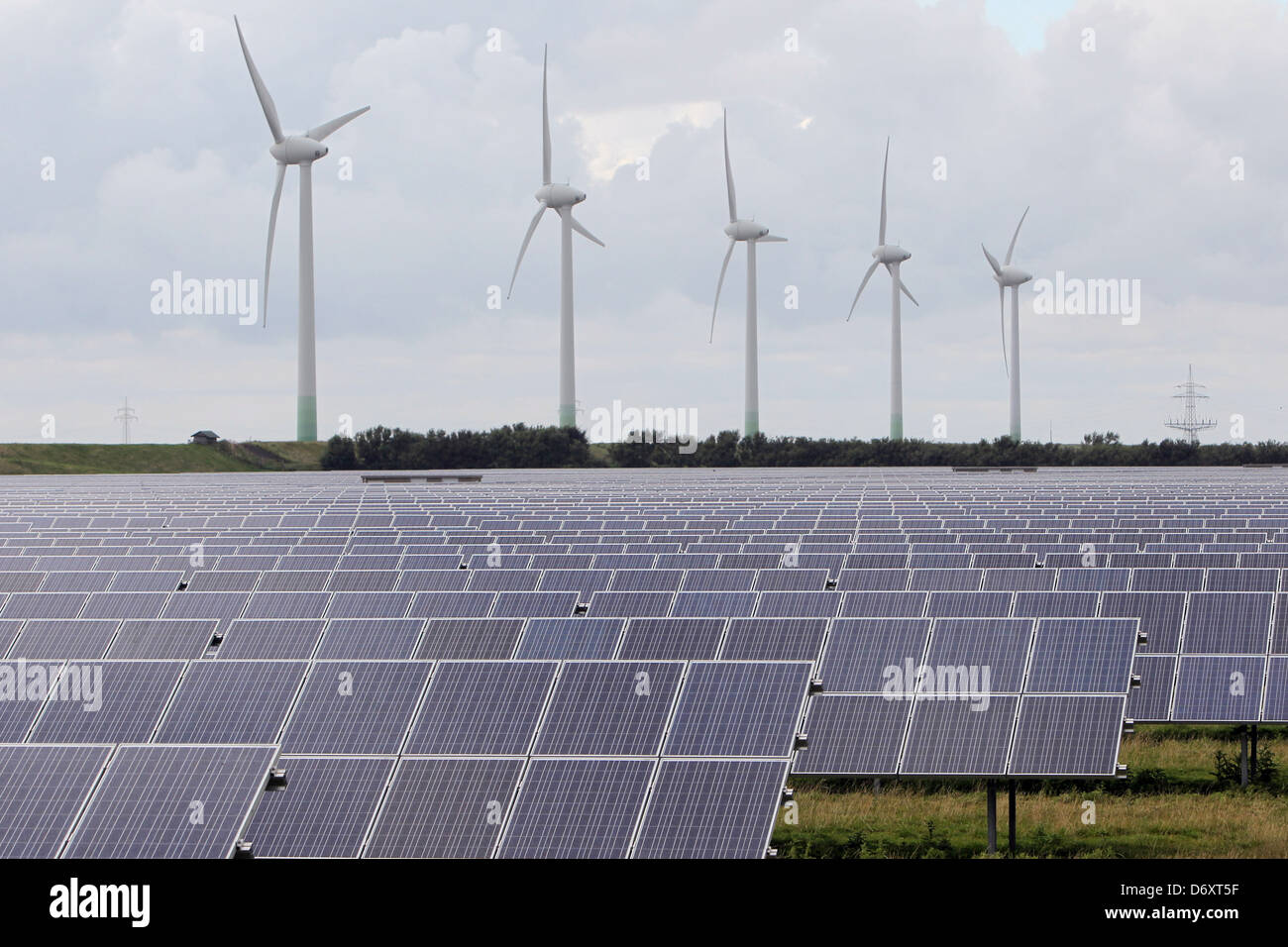 Friedrich-Wilhelm-Luebke-Koog, l'Allemagne, l'énergie solaire et les éoliennes du parc Banque D'Images