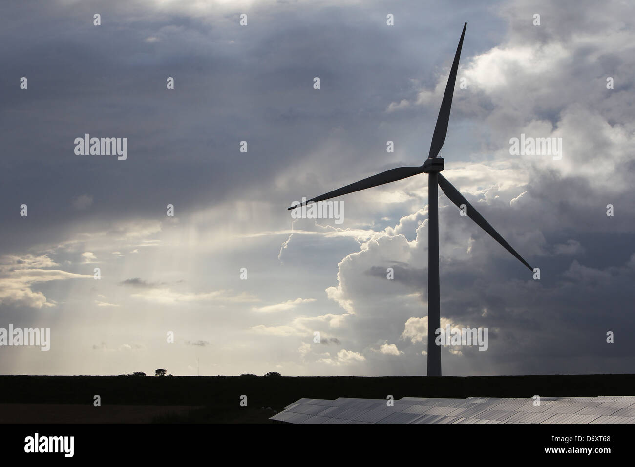 Friedrich-Wilhelm-Luebke-Koog, l'Allemagne, l'énergie solaire et les éoliennes du parc Banque D'Images