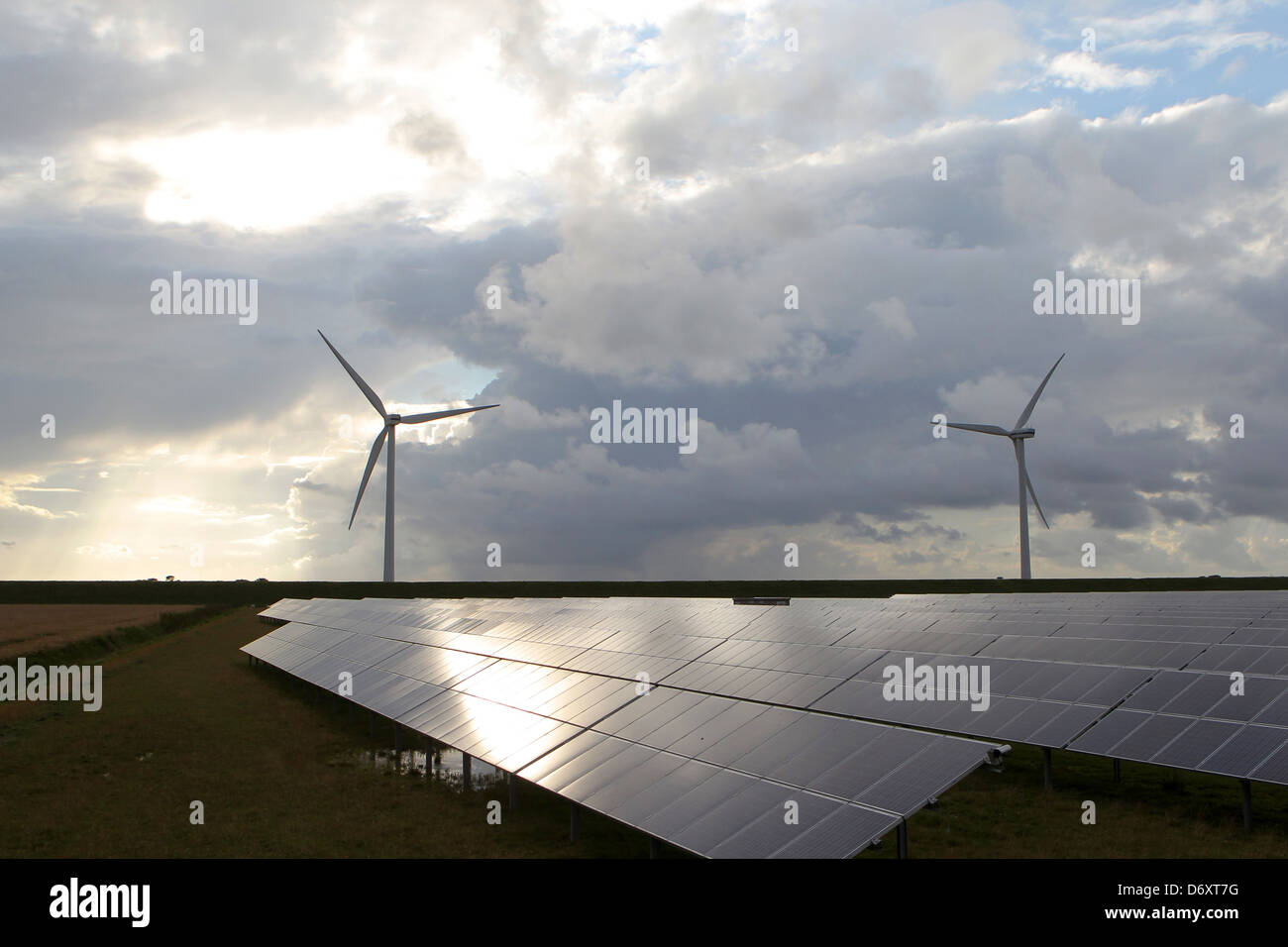 Friedrich-Wilhelm-Luebke-Koog, l'Allemagne, l'énergie solaire et les éoliennes du parc Banque D'Images