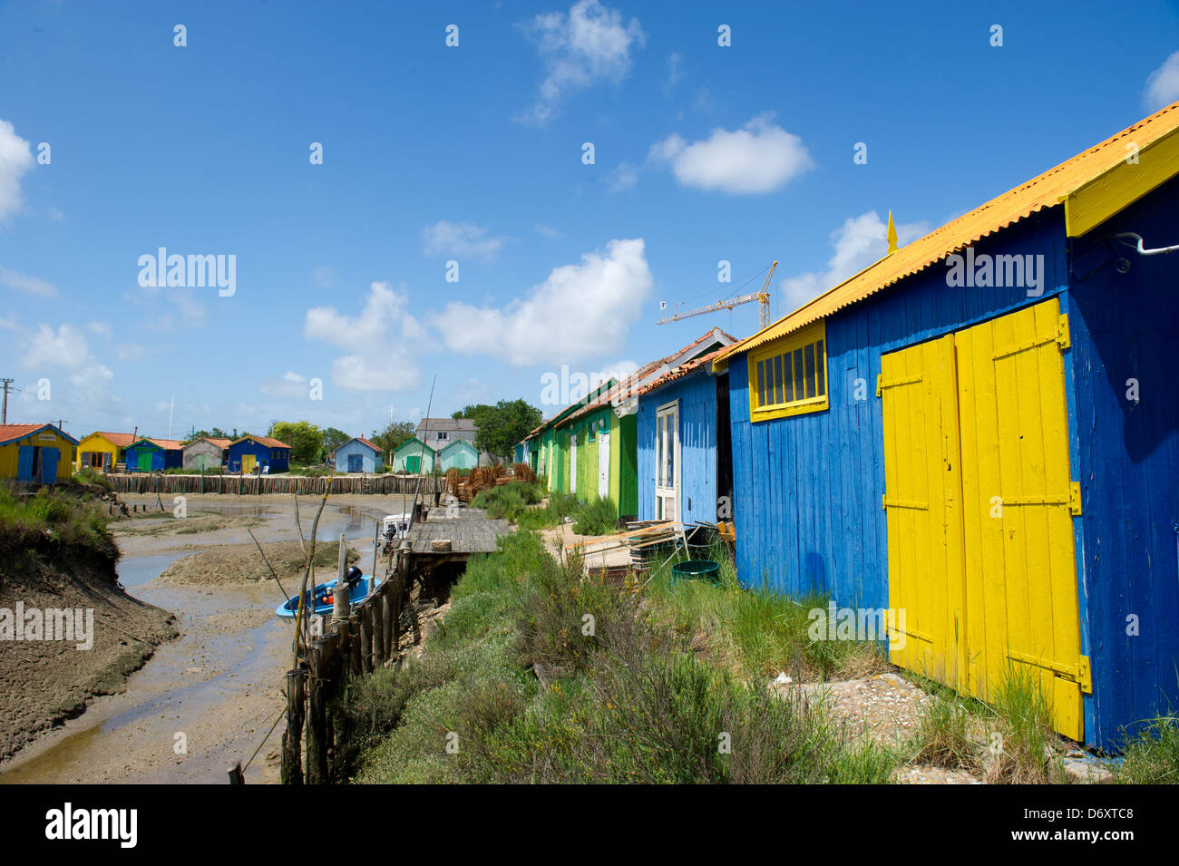 Cabines en bois coloré pour les pêcheurs d'huîtres au Chateau de la Rémigeasse Banque D'Images