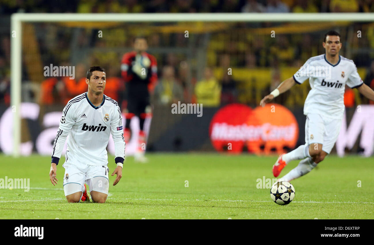 Madrid, Cristiano Ronaldo s'agenouille sur le sol pendant la demi-finale de la Ligue des Champions de football match aller entre Borussia Dortmund et le Real Madrid au stade de BVB Dortmund à Dortmund, en Allemagne, le 24 avril 2013. Photo : Friso Gentsch/dpa Banque D'Images