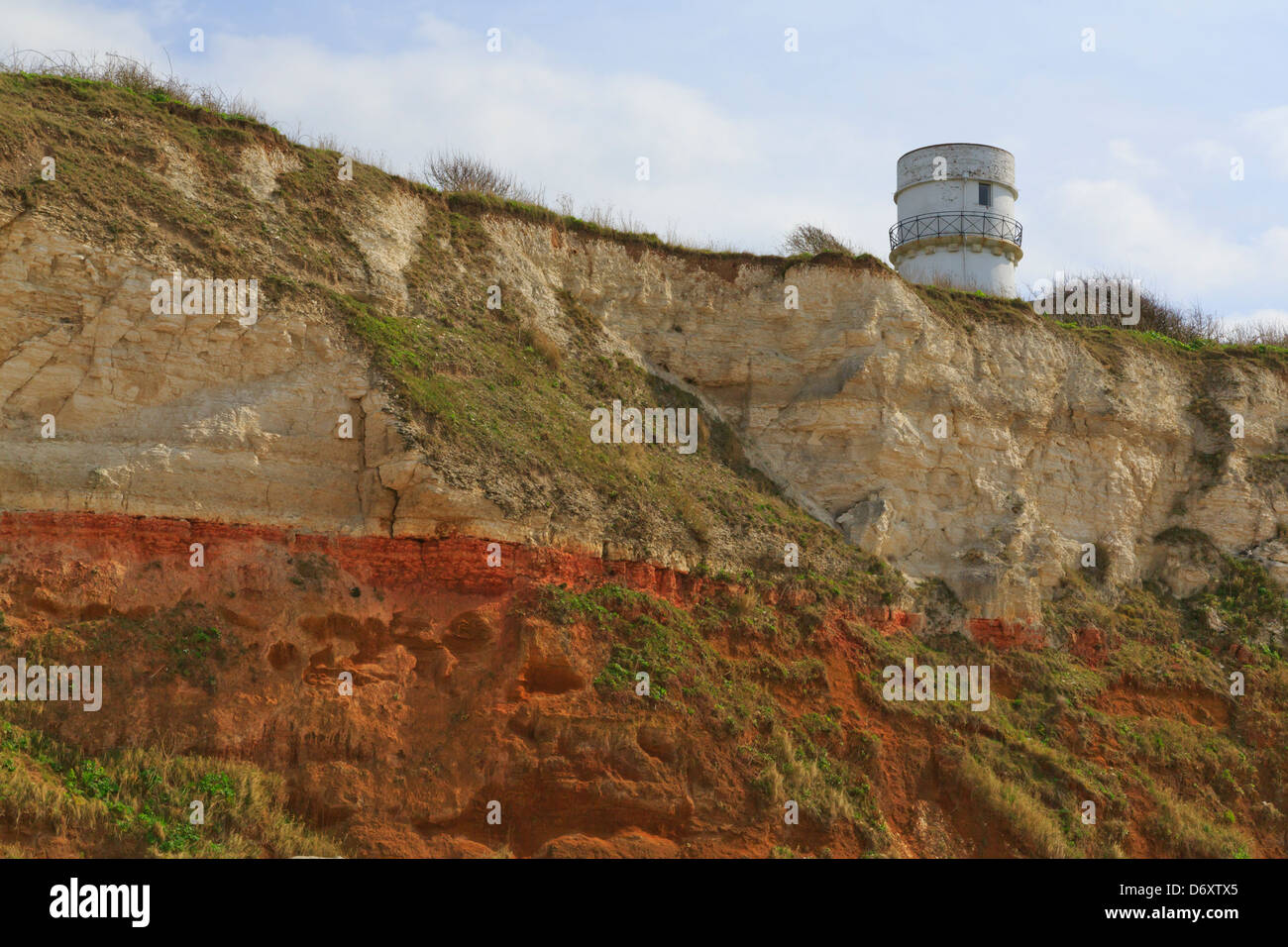 Le vieux phare sur le bord de rouge et blanc à rayures chalk cliffs, Hunstanton, Norfolk, Angleterre Banque D'Images