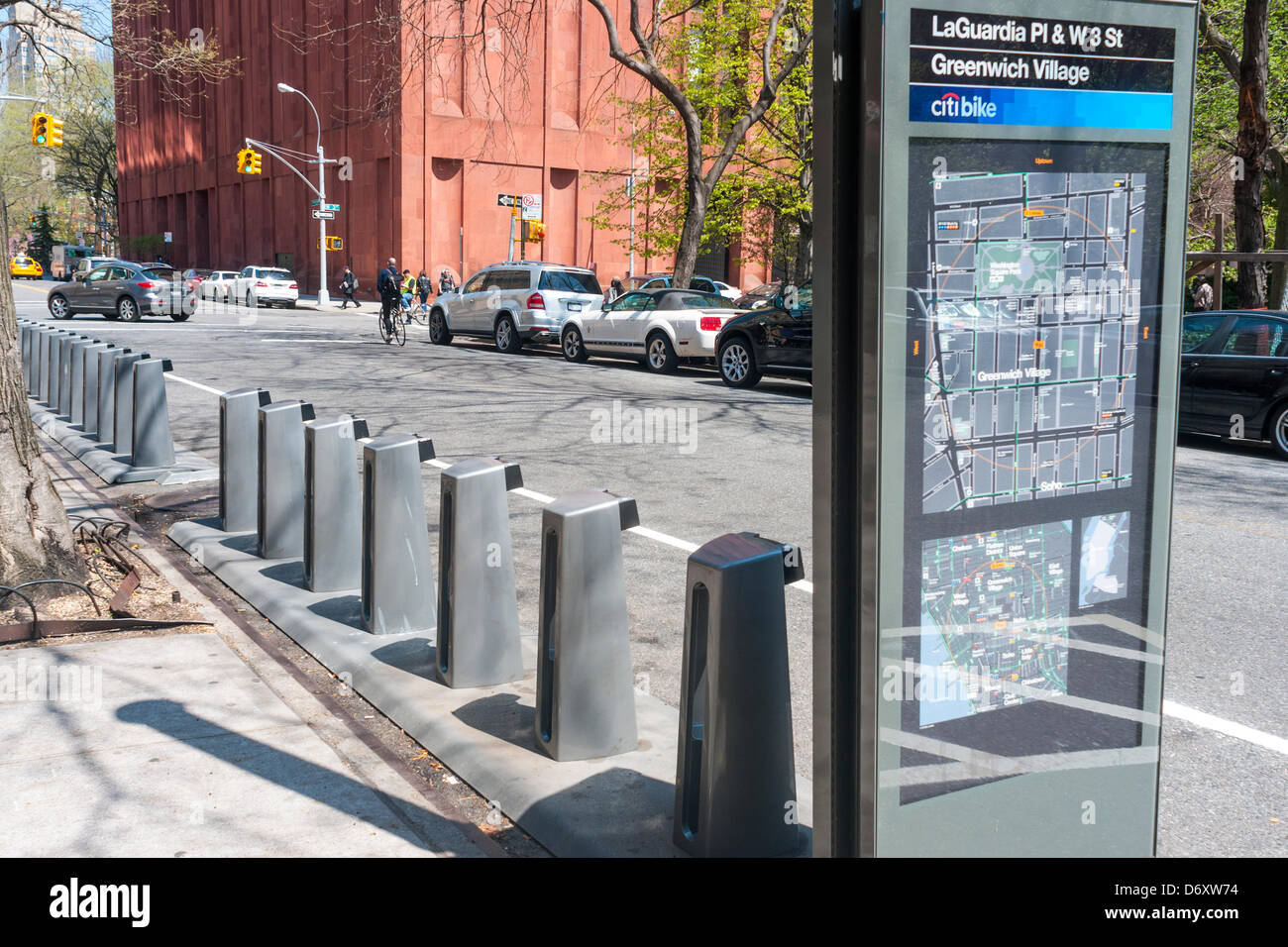 New York, NY - BikeShare nouvellement installé sur la station Place près de LaGuardia de New York et Washington Square Park Banque D'Images