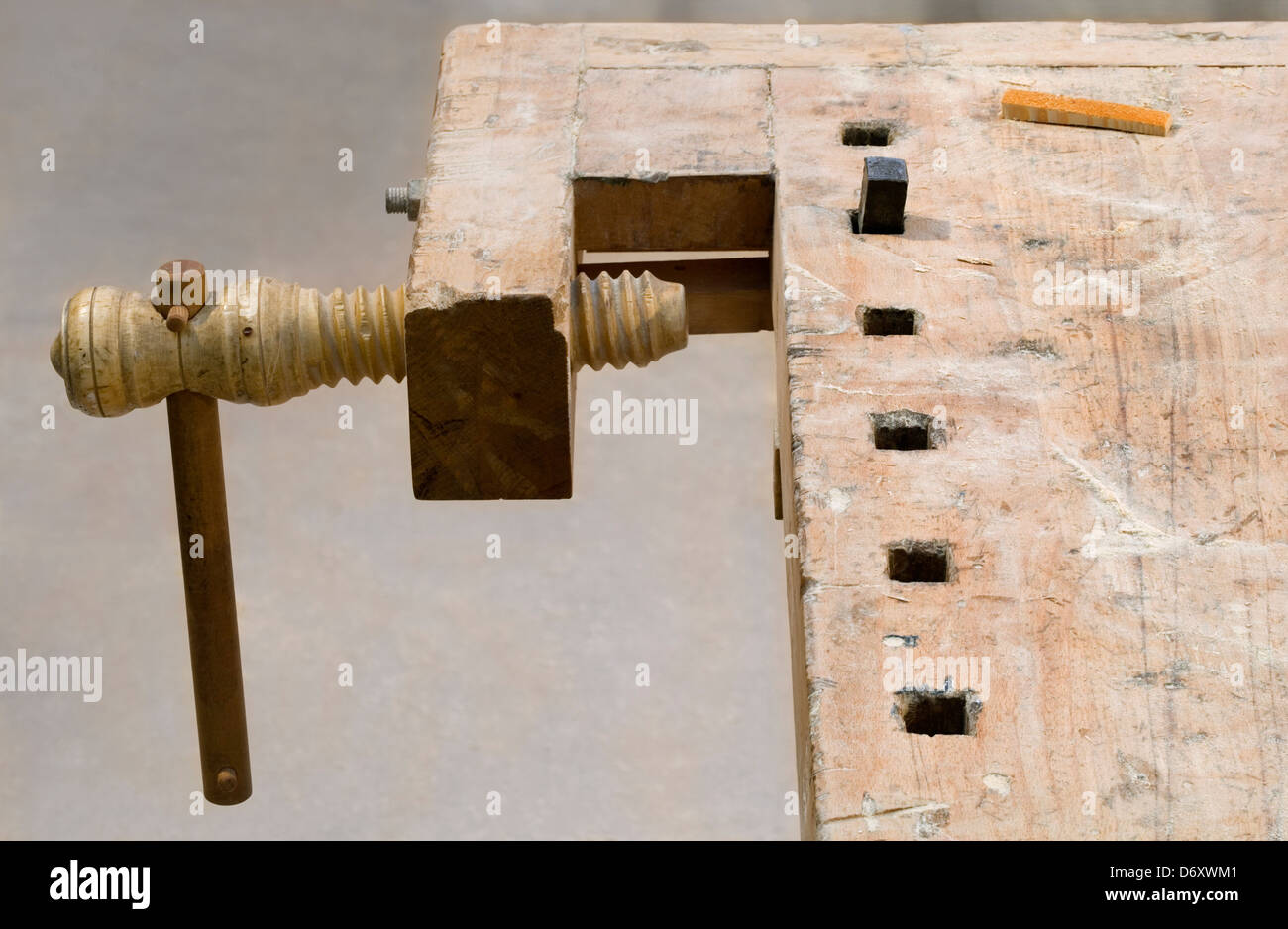 Table ancienne en bois menuisier avec chaudière Banque D'Images