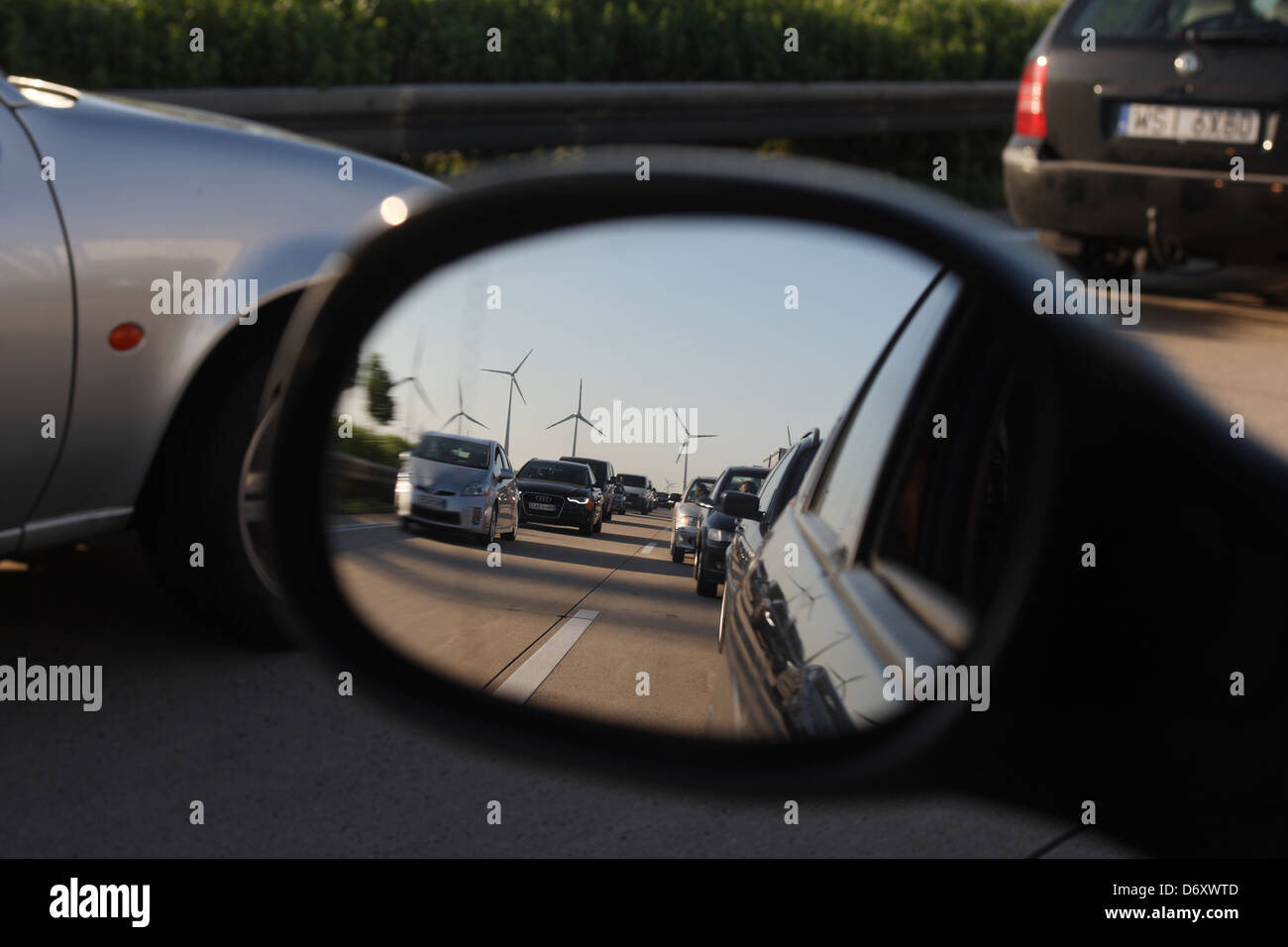 Nuremberg, Allemagne, la confiture sur l'A9 dans le rétroviseur latéral Banque D'Images