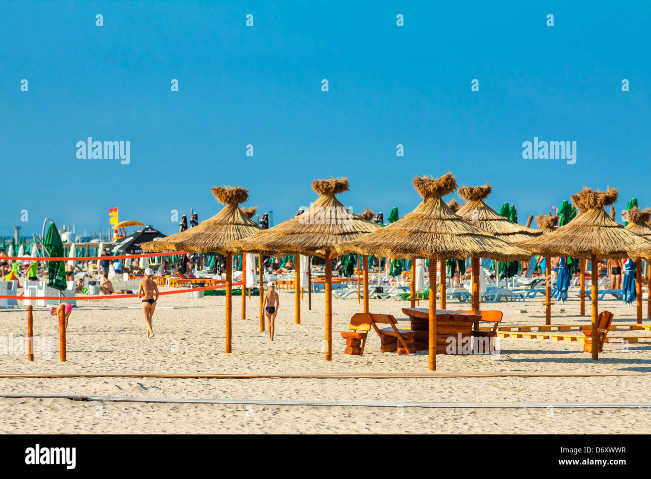 MAMAIA, ROUMANIE - 5 août : les touristes de soleil et repos sous les parasols de plage reed le Août 05, 2011 à Mamaia, Roumanie. Banque D'Images