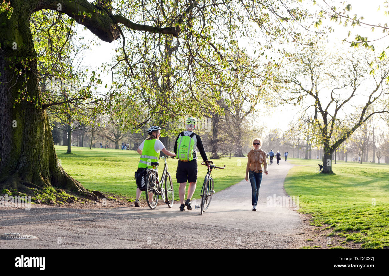 Personnes à pied et à vélo dans la région de Hyde Park London UK Banque D'Images