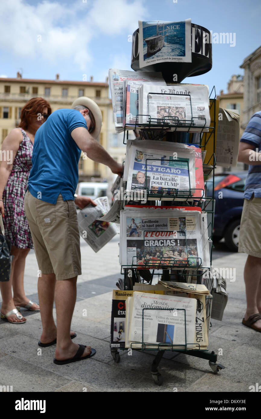 Nice, France, clients à un kiosque à journaux Banque D'Images