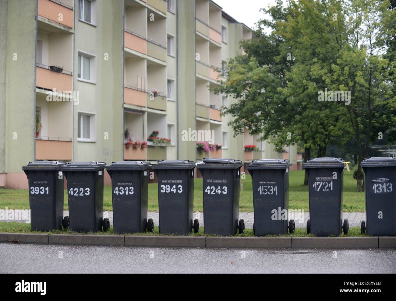 Gransee, Allemagne, numérotées de poubelles en face d'un des immeubles d'habitation Banque D'Images