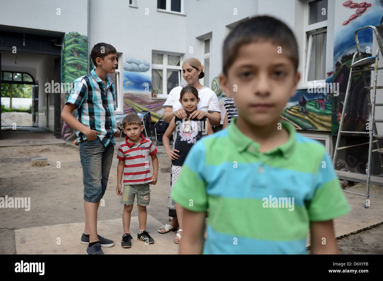 Berlin, Allemagne, famille rom dans l'arrière-cour d'une maison dans le Harz à Berlin-Neukoelln Banque D'Images