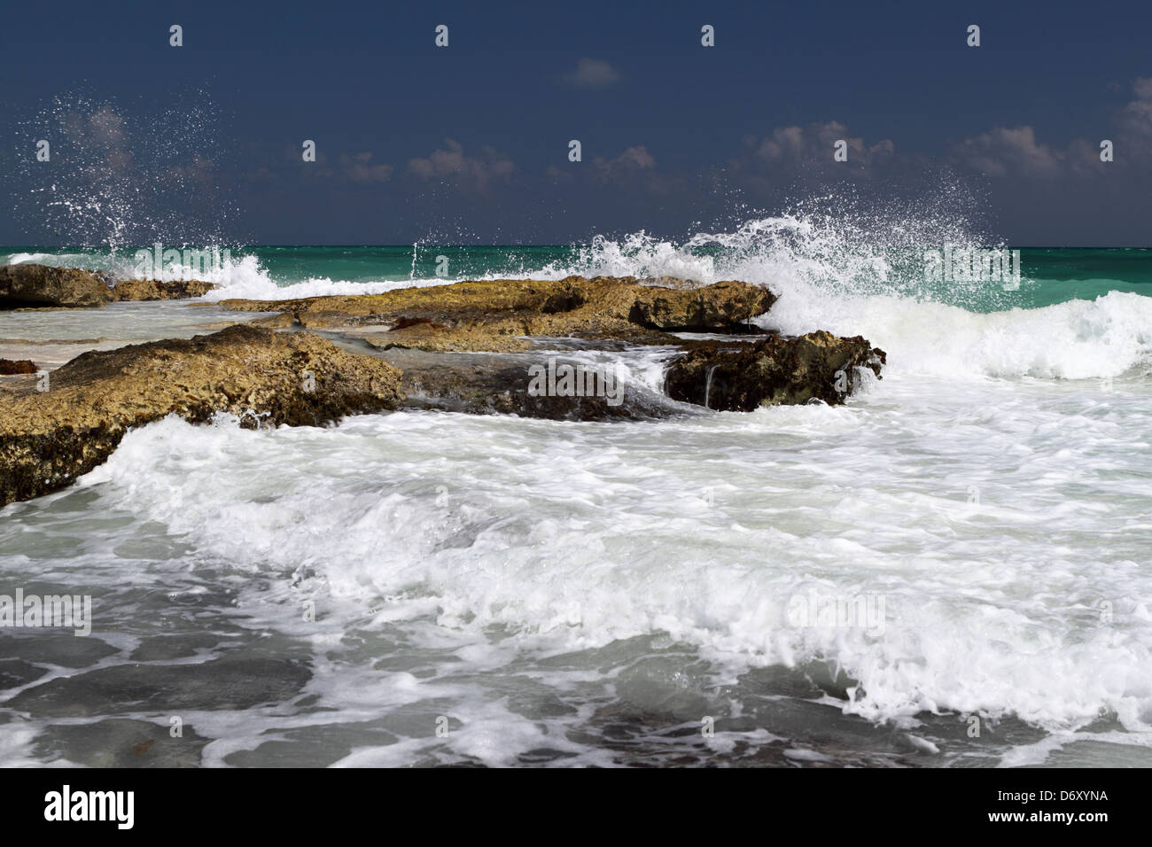 Broyage des vagues contre un éperon rocheux de la côte des Caraïbes Banque D'Images