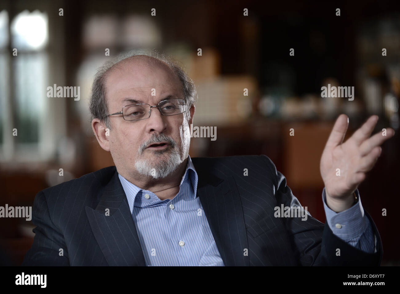 Berlin, Allemagne, l'écrivain Salman Rushdie, dans une interview Banque D'Images