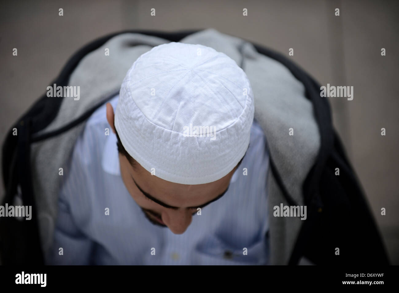 Berlin, Allemagne, un jeune musulman dans la mosquée de Sehitlik Neukoelln Banque D'Images