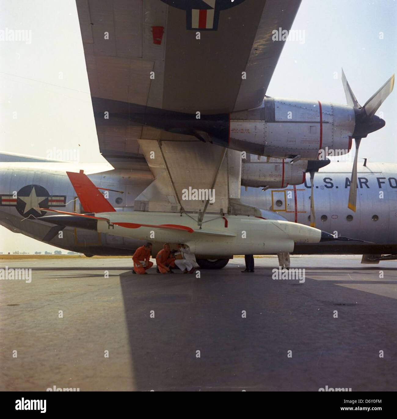 Cette image montre l'avion C-130 Hercules, y compris des variantes comme le C-130A et le DC-130, prises le 6 juillet 1966. L'avion Lockheed a servi dans diverses opérations militaires et a été largement utilisé pour des missions tactiques et de transport. Banque D'Images